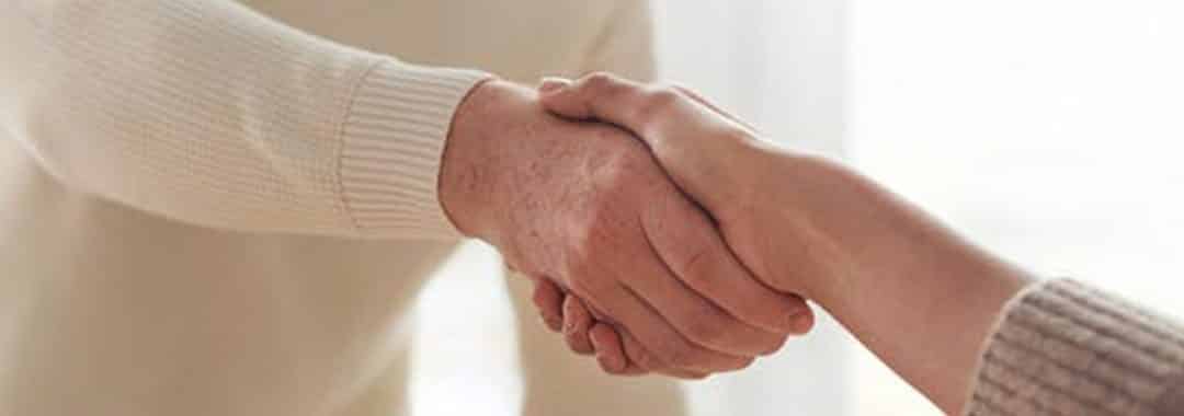 Salutations, poignée de main : le territoire dans le langage corporel